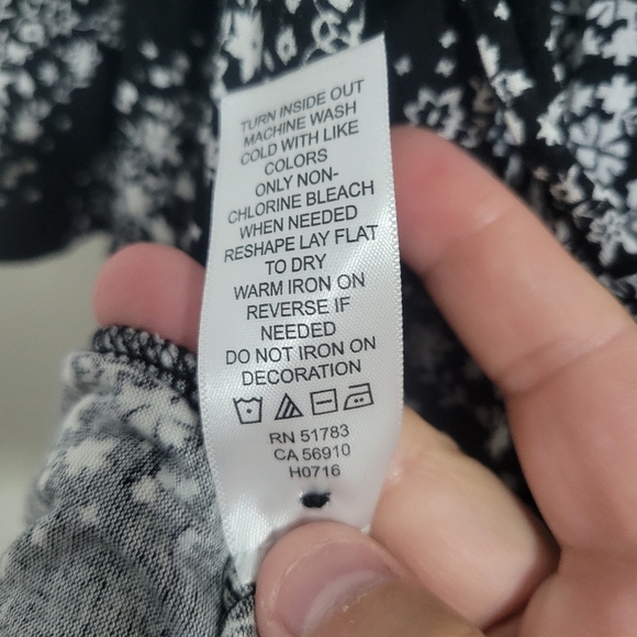 Maurices Black and White Floral Women's Tunic Top Size XL - Picture 6 of 7